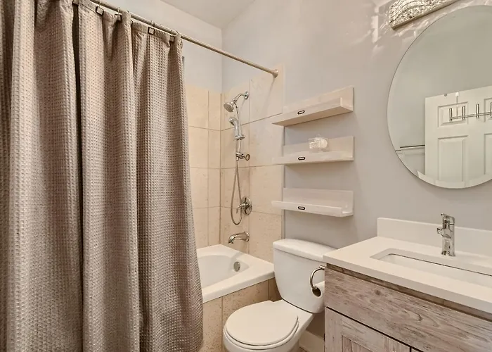 Of - 1 Bed / 2 Bath W/parking Space *