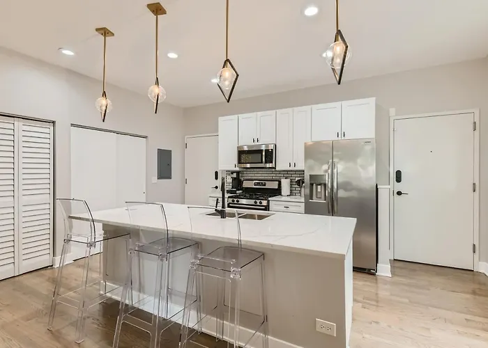 Apartment Of - 1 Bed / 2 Bath W/parking Space Chicago